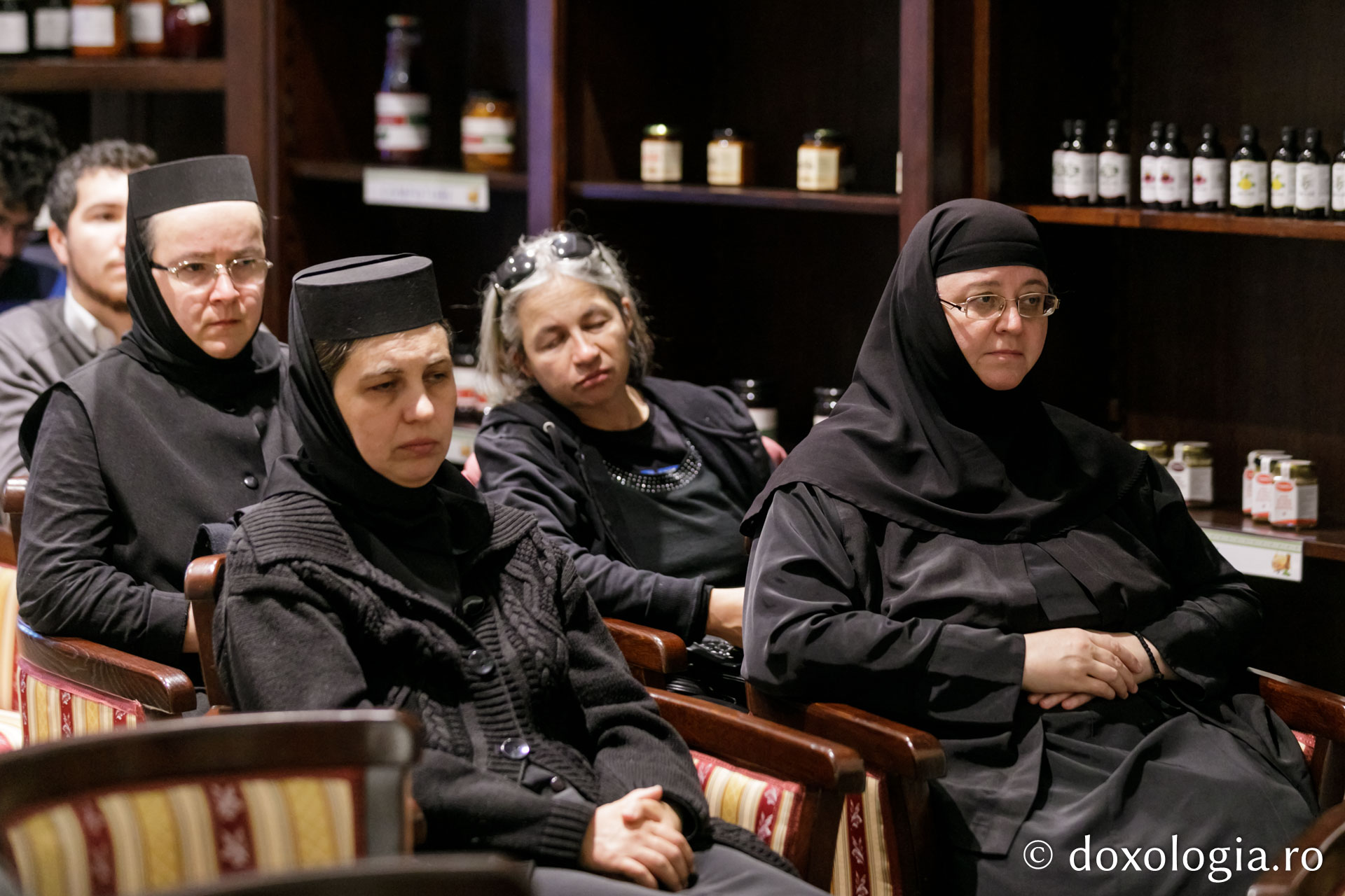 Hram 	2022: Prezentare de carte şi miniconcert dedicat Sfintei Cuvioase Parascheva, la Librăria Doxologia