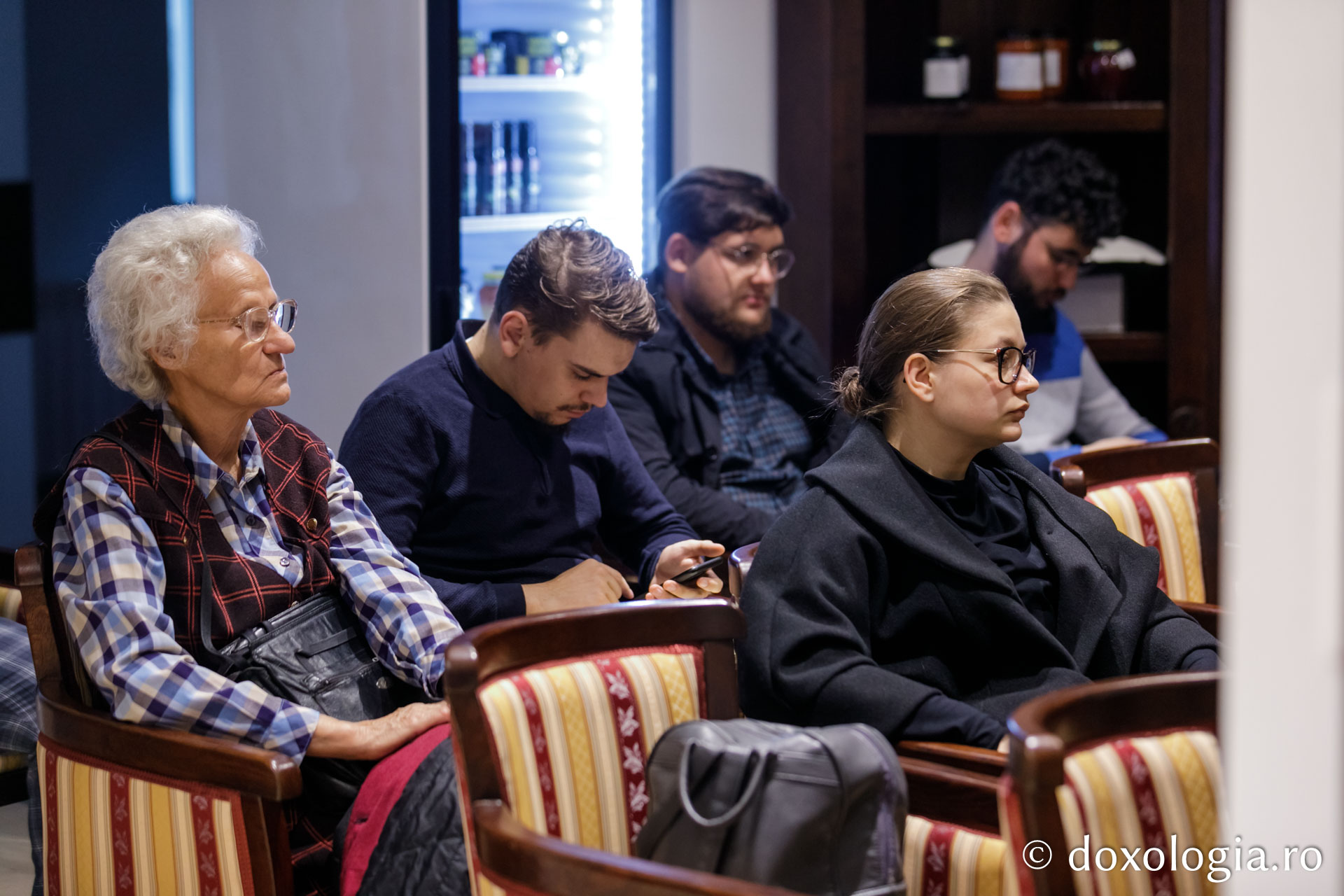 Hram 	2022: Prezentare de carte şi miniconcert dedicat Sfintei Cuvioase Parascheva, la Librăria Doxologia