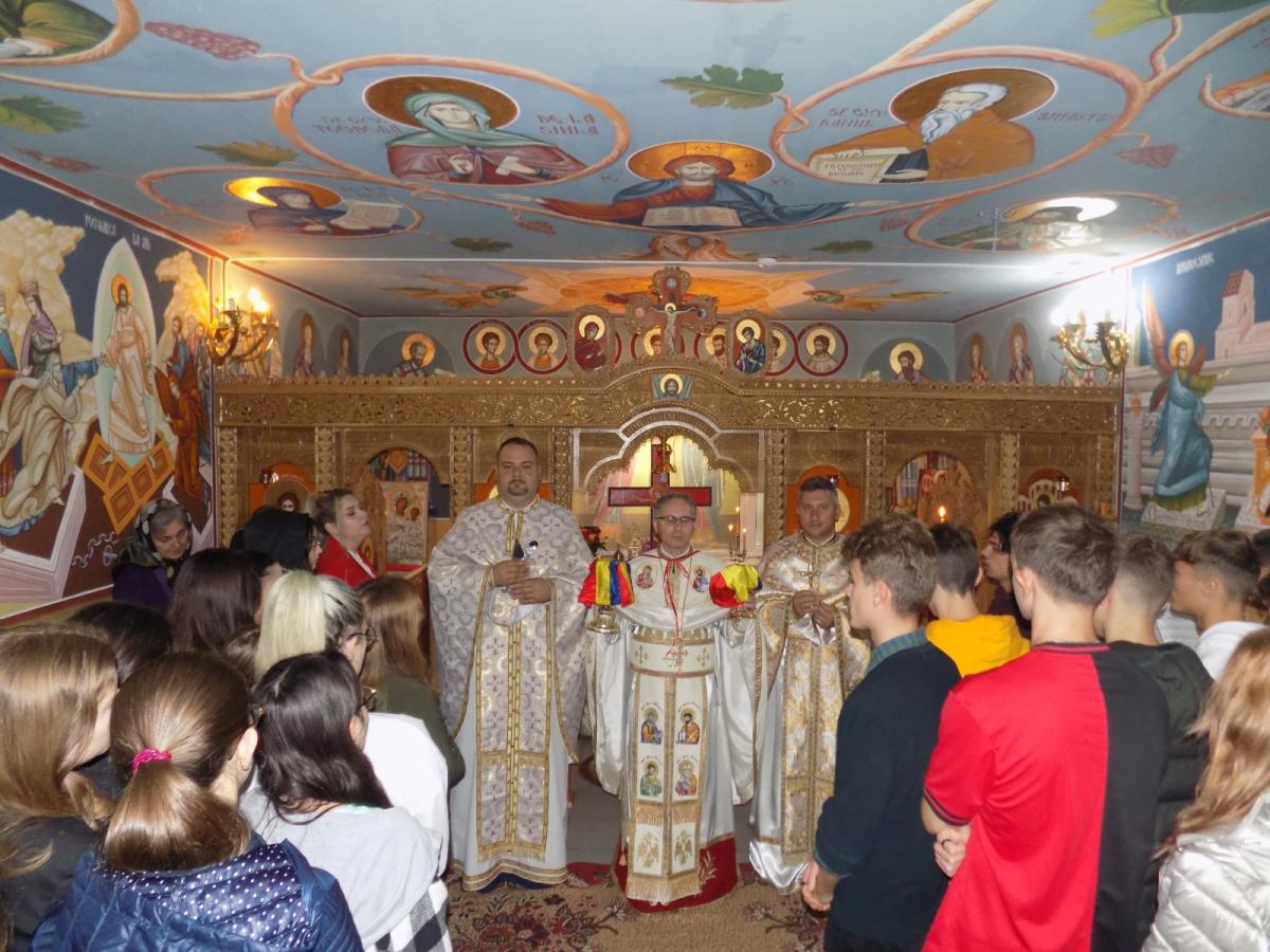 Paraclisul Colegiului „Mihai Eminescu” Bacău, în straie de sărbătoare