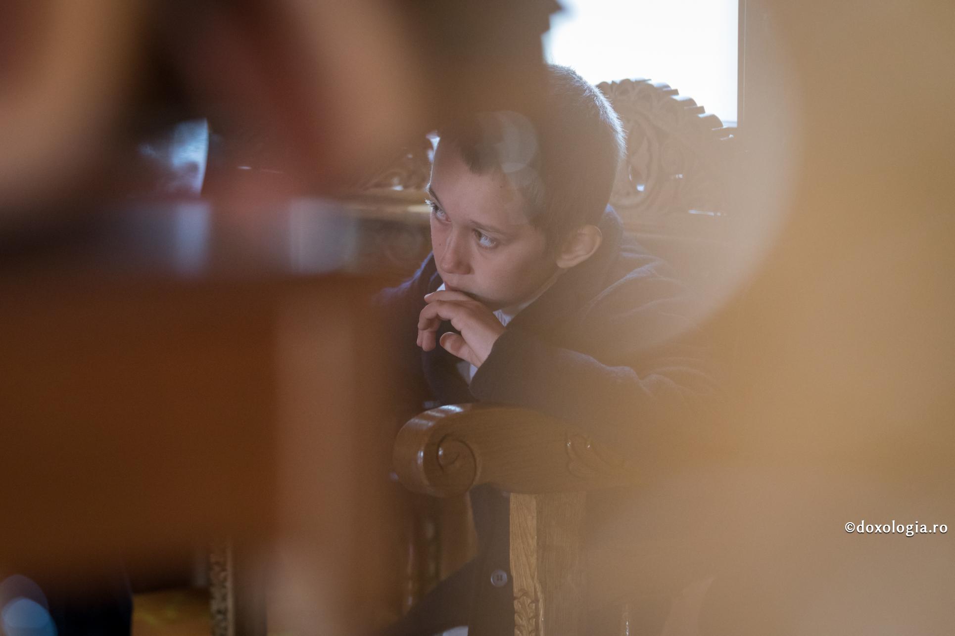 Regulile bine gândite sunt esențiale pentru o dezvoltare bună a copiilor / Foto: Oana Nechifor băiat stând în strană