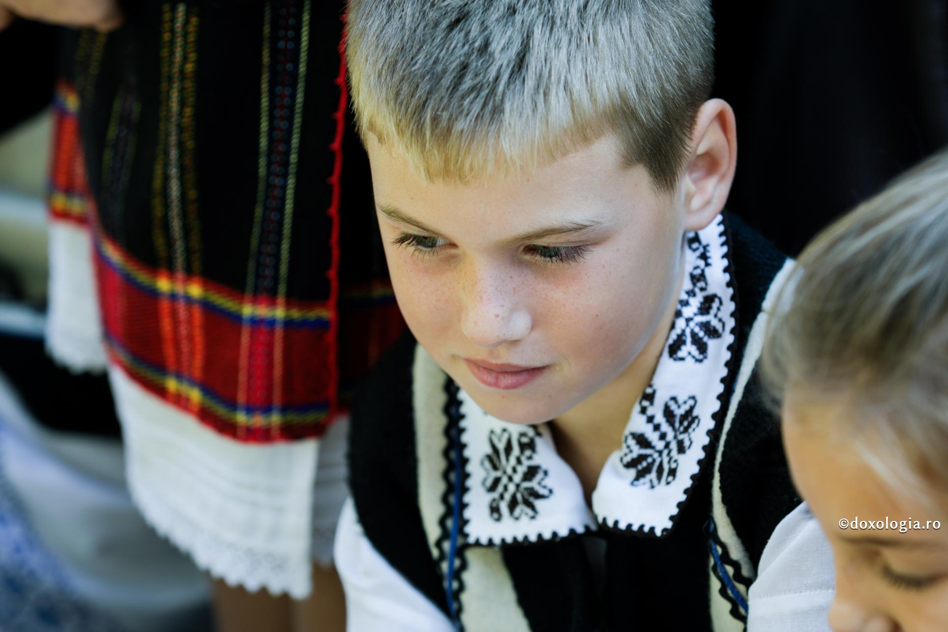 A pune limite copiilor tăi nu înseamnă a-i pedepsi / Foto: Oana Nechifor băiat în costum popular