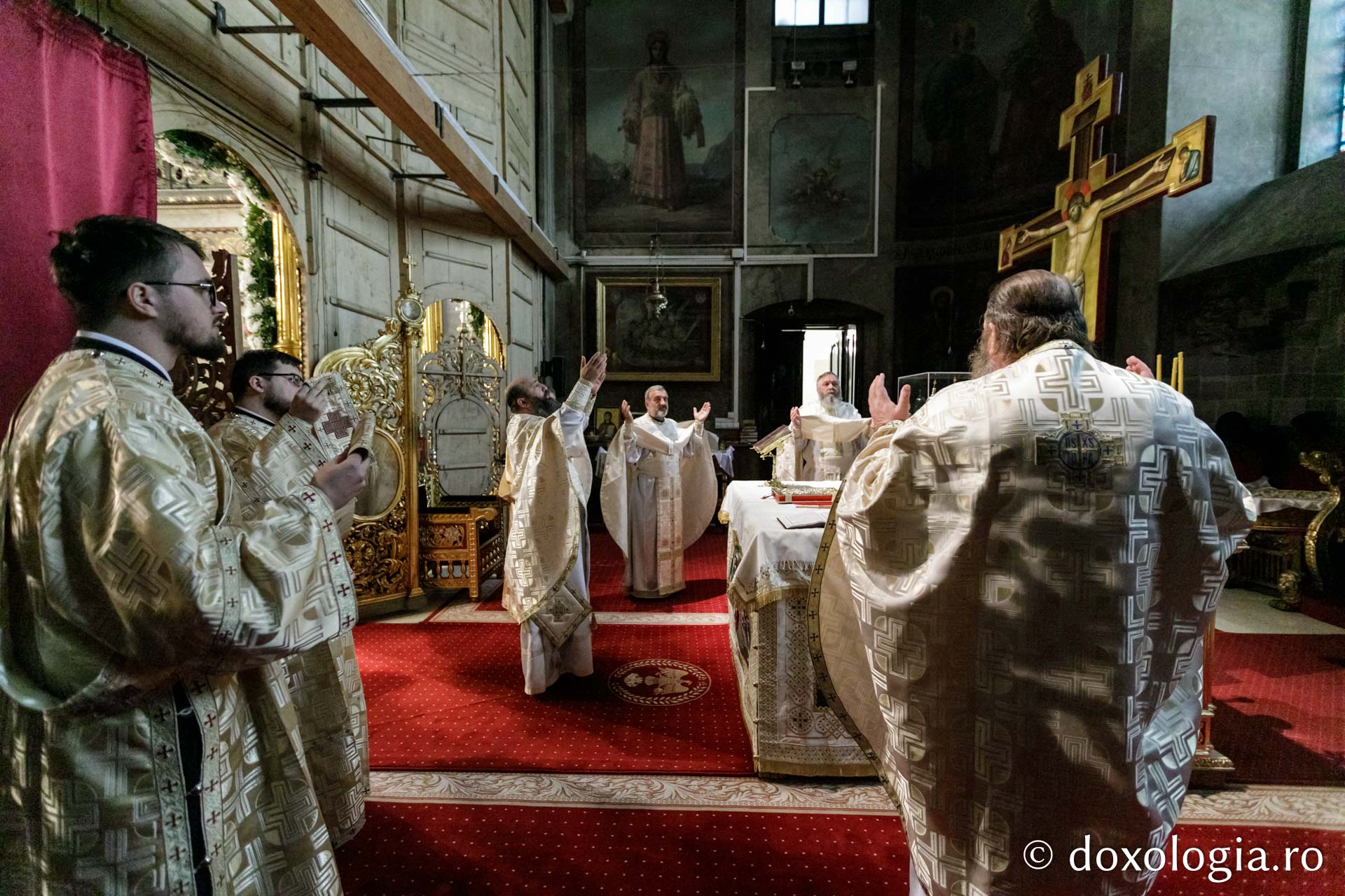 (Foto) Sfânta Liturghie în cea de-a cincea zi de pelerinaj la moaștele Sfinților Parascheva și Paisie