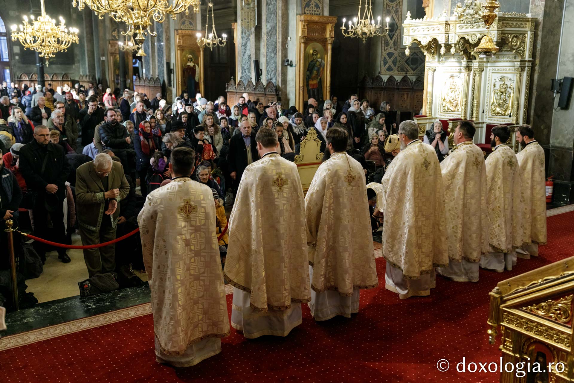 (Foto) Sfânta Liturghie în cea de-a opta zi de pelerinaj la moaștele Sfinților Parascheva și Paisie