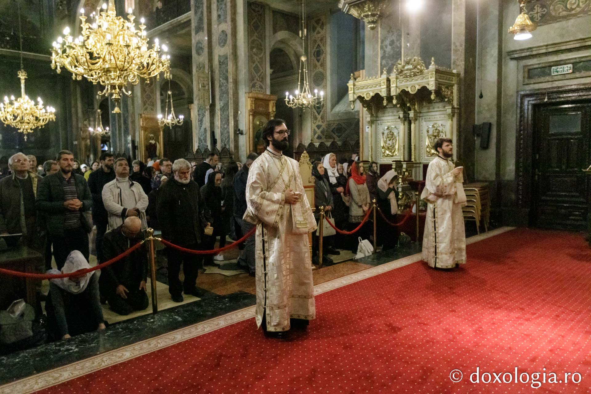 (Foto) Sfânta Liturghie din prima zi de pelerinaj la moaștele Sfinților Parascheva și Paisie