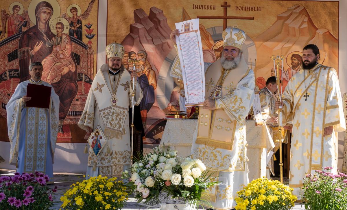 Trei ierarhi au sfinţit biserica Parohiei Lucăcești, Protopopiatul Moinești