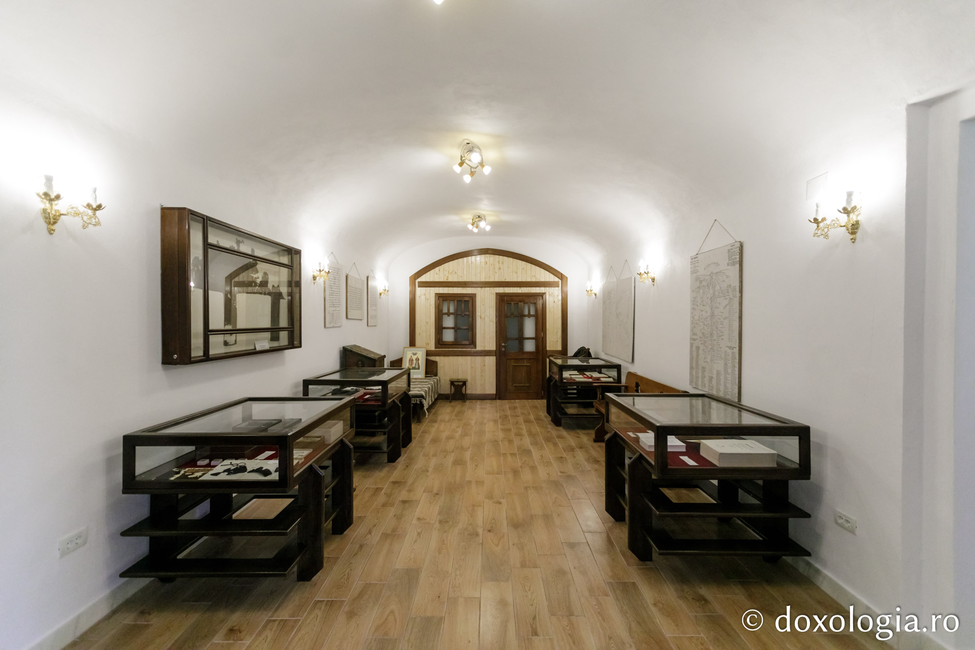 (Foto) Obiecte ale Sfântului Paisie Velicicovschi, expuse în noul muzeu al Mănăstirii Neamț