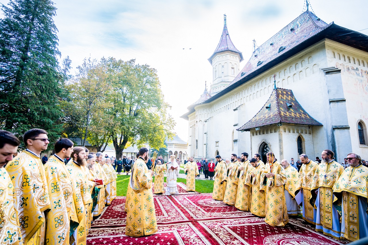 Rugăciune și comuniune la Mănăstirea „Sfântul Ioan cel Nou de la Suceava”