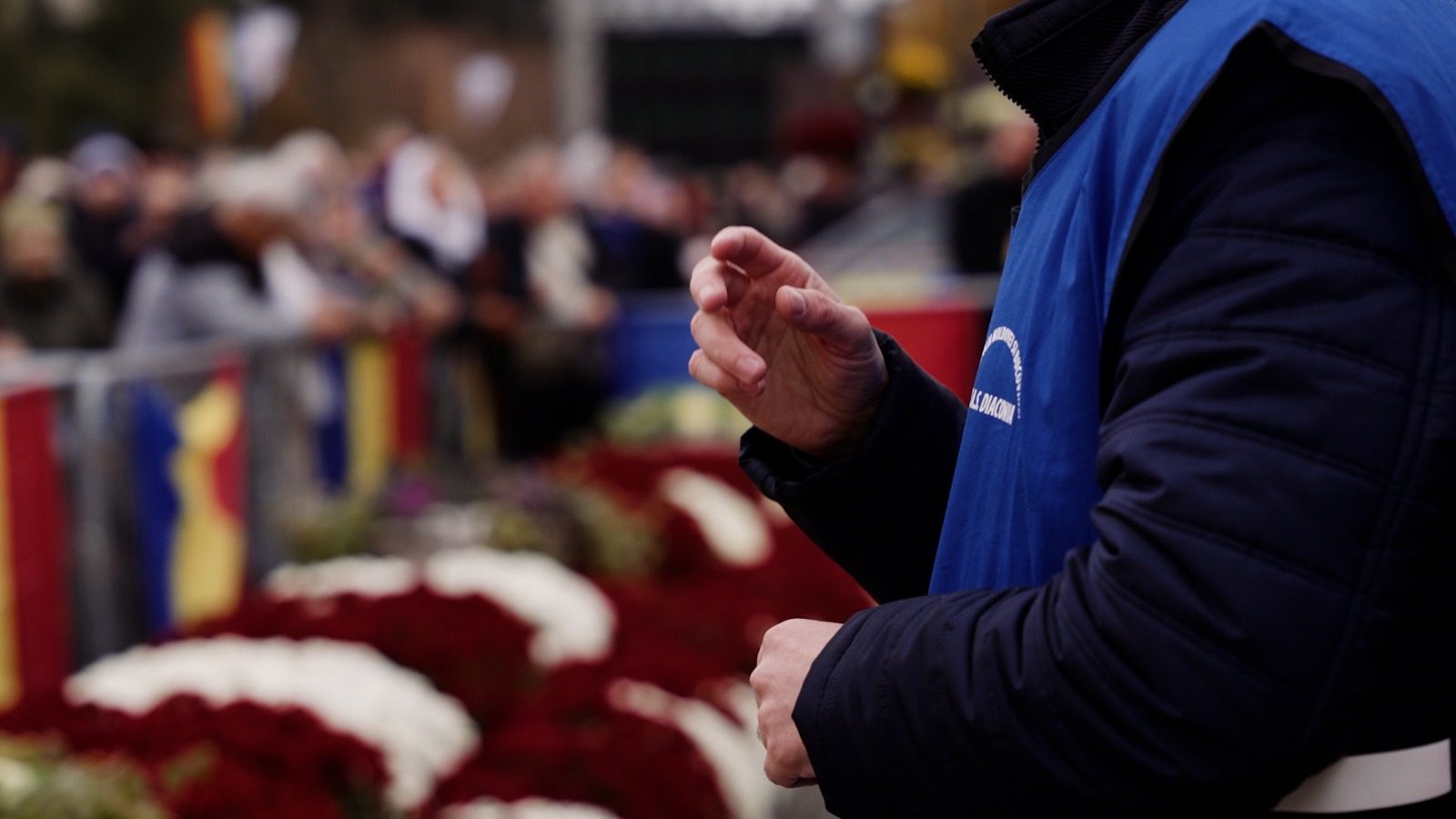 (Video) Pe înțelesul celor care tac – Sfânta Liturghie din ziua Sfintei Parascheva, interpretată în limbaj mimico-gestual