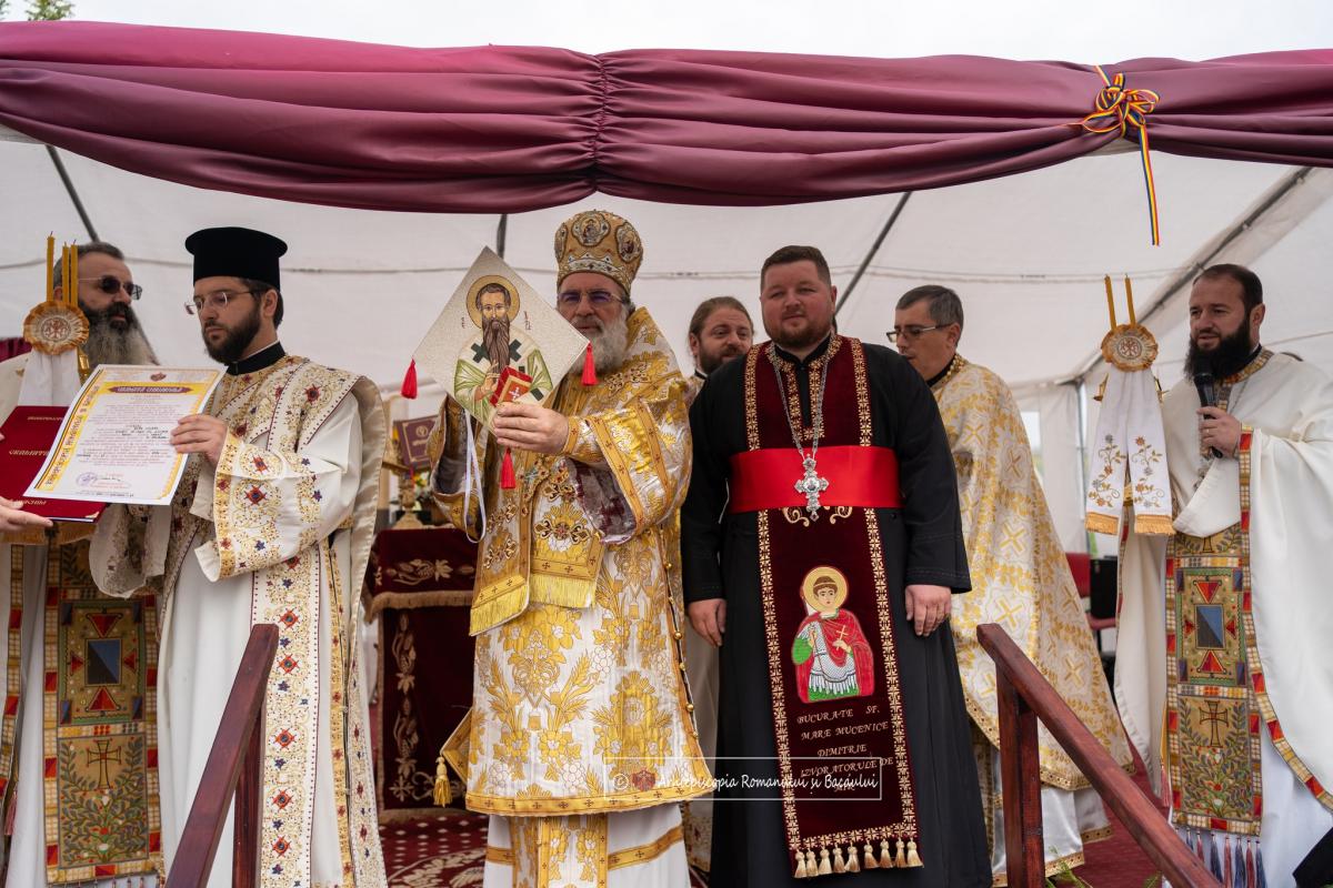 Resfințirea bisericii Parohiei Oniceni, Protopopiatul Roman