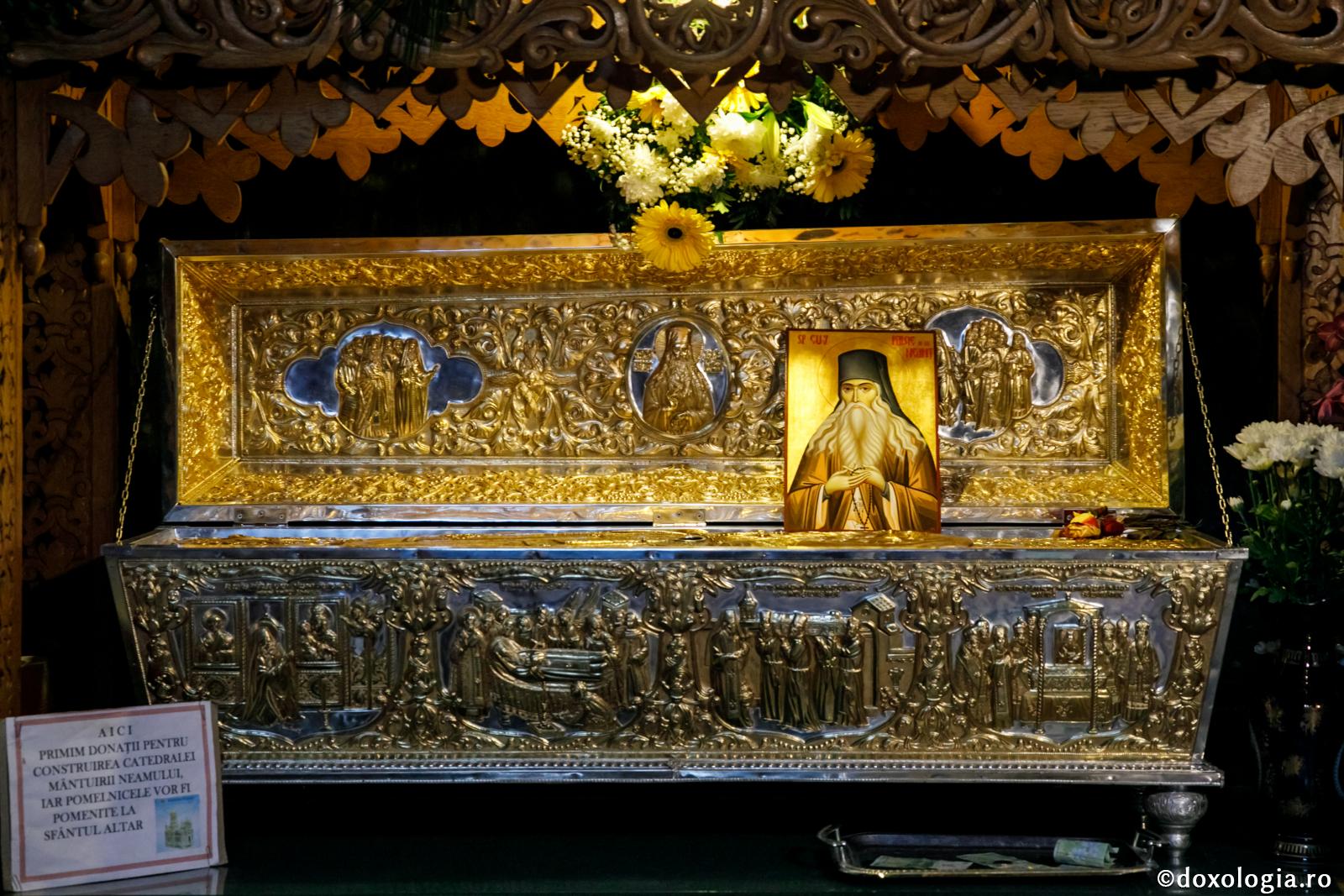 Sfântul Paisie de la Neamț – grabnic ajutător în ispitele drăcești / Foto: pr. Silviu Cluci racla cu moaștele Sfântului Cuvios Paisie de la Neamț