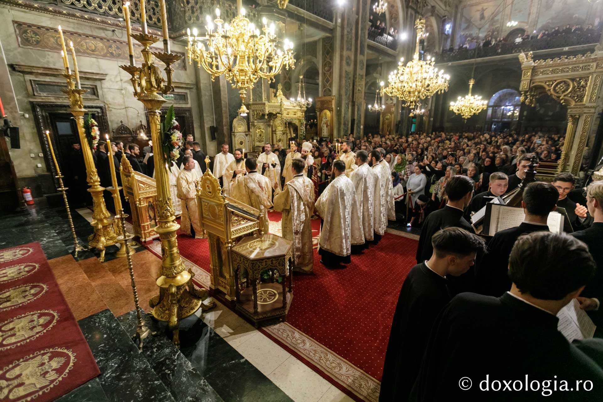 (Foto) Slujba de priveghere a Sfintei Cuvioase Parascheva – Iași, 2022