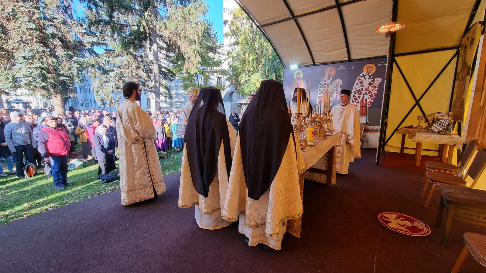 Sfânta Liturghie de duminică, săvârșită pe scena din curtea Catedralei Mitropolitane din Iași