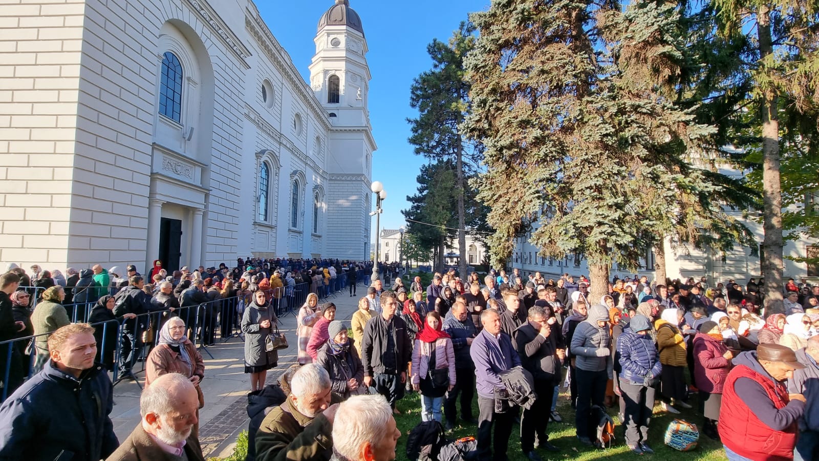 Sfânta Liturghie de duminică, săvârșită pe scena din curtea Catedralei Mitropolitane din Iași