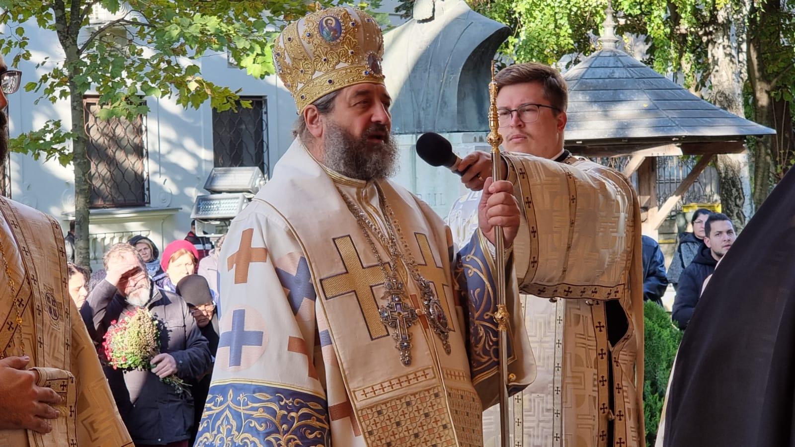 Sfânta Liturghie de duminică, săvârșită pe scena din curtea Catedralei Mitropolitane din Iași