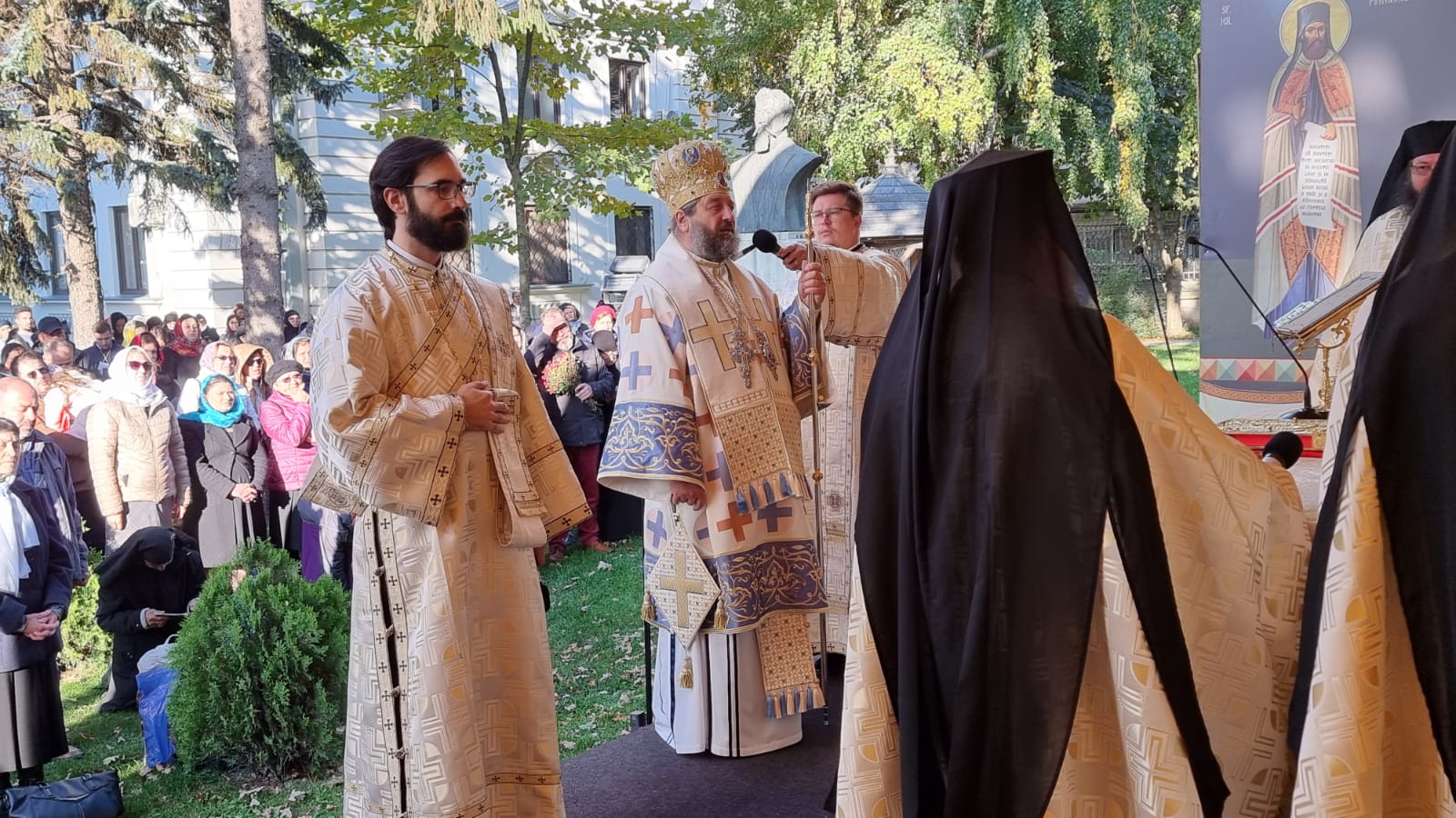 Sfânta Liturghie de duminică, săvârșită pe scena din curtea Catedralei Mitropolitane din Iași