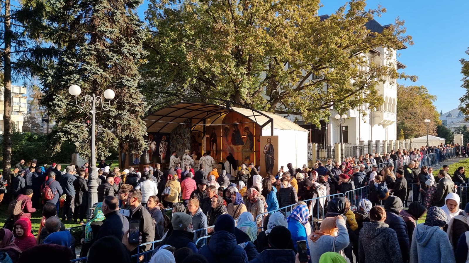 Sfânta Liturghie de duminică, săvârșită pe scena din curtea Catedralei Mitropolitane din Iași