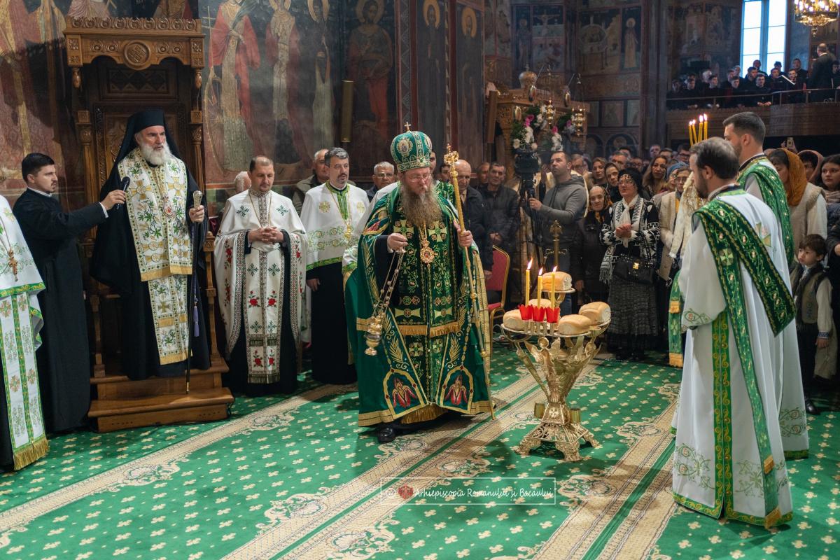 Slujbe arhiereşti la hramul Catedralei Arhiepiscopale din Roman