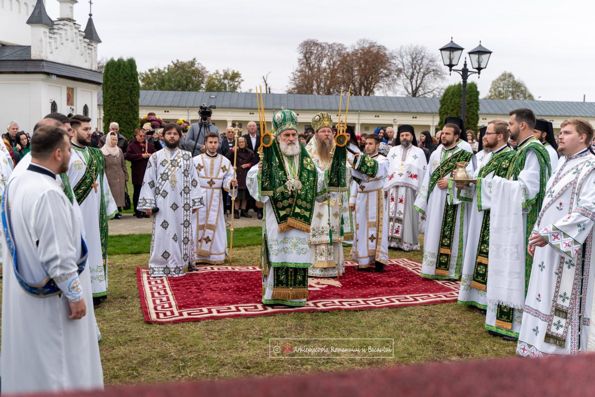 Slujbe arhiereşti la hramul Catedralei Arhiepiscopale din Roman
