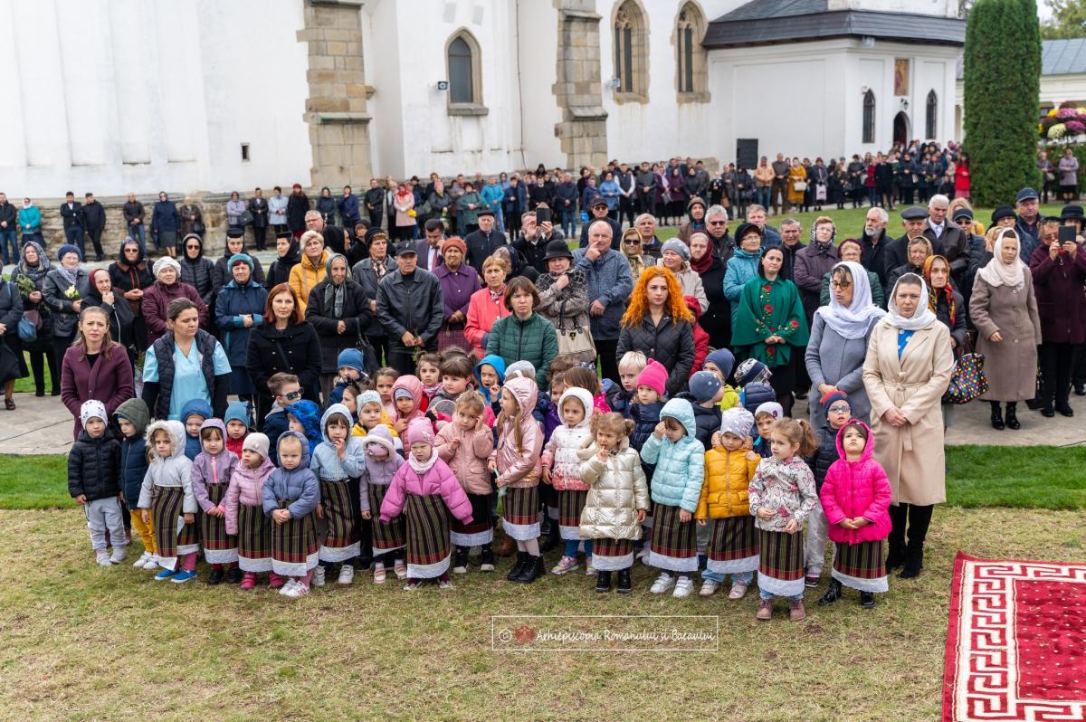 Slujbe arhiereşti la hramul Catedralei Arhiepiscopale din Roman