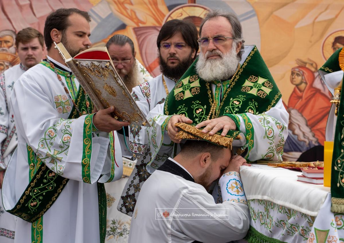 Slujbe arhiereşti la hramul Catedralei Arhiepiscopale din Roman