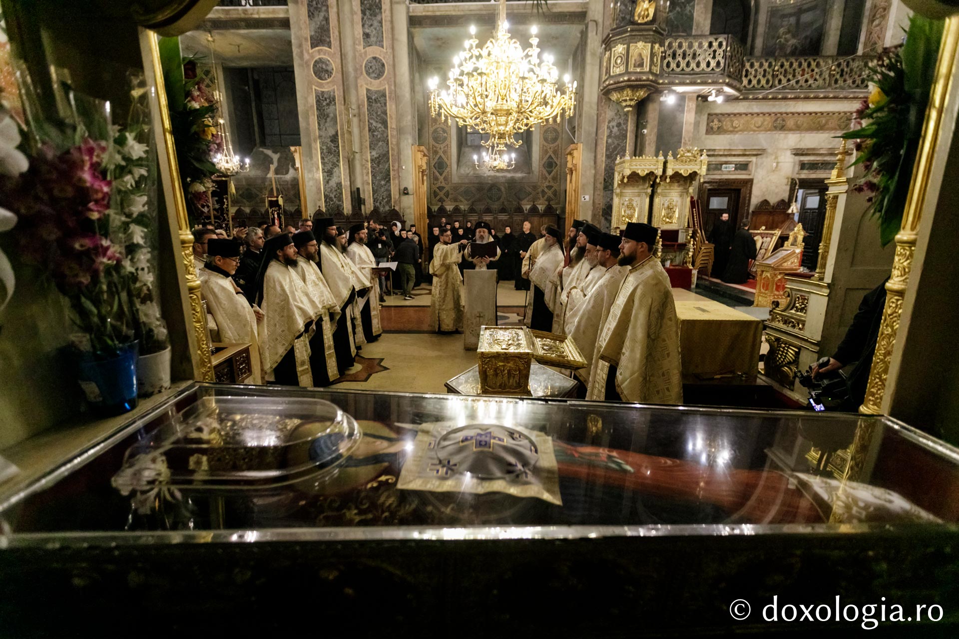 (Foto) Procesiunea scoaterii spre închinare a moaștelor Sfintei Cuvioase Parascheva și ale Sfântului Paisie de la Neamț – 2022