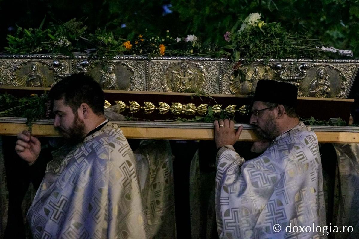 (Video) Sfânta Parascheva și Sfântul Paisie de la Neamț, alături de pelerini