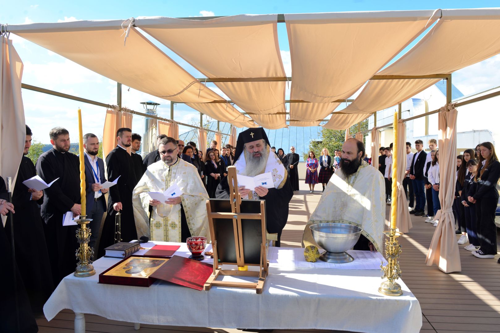 Noua clădire a Liceului „Varlaam Mitropolitul” din Iași a fost binecuvântată. IPS Teofan: „Să aveți trei direcții: apropierea de Dumnezeu, pregătirea profesională și pregătirea pentru viața de familie”