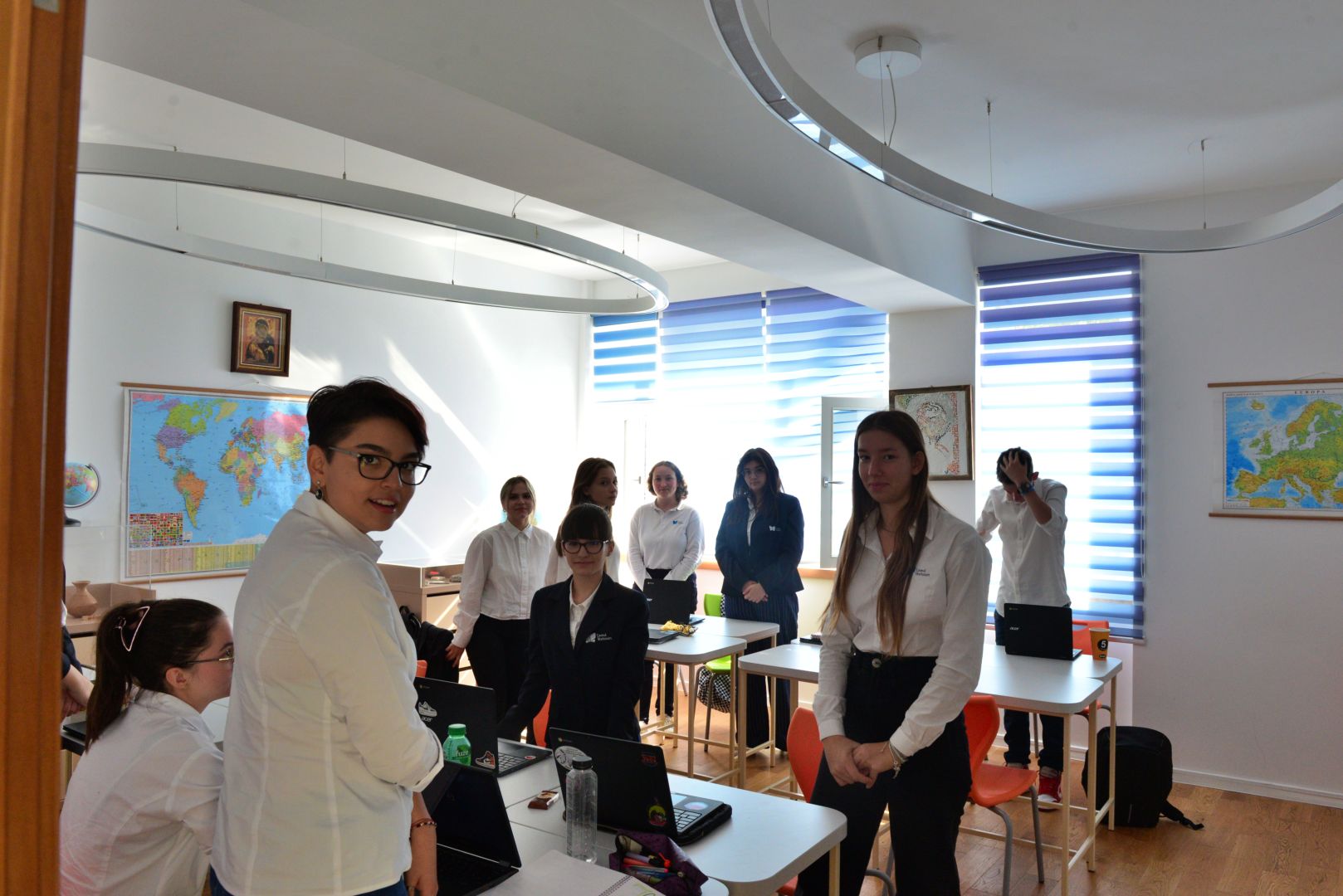 Noua clădire a Liceului „Varlaam Mitropolitul” din Iași a fost binecuvântată. IPS Teofan: „Să aveți trei direcții: apropierea de Dumnezeu, pregătirea profesională și pregătirea pentru viața de familie”