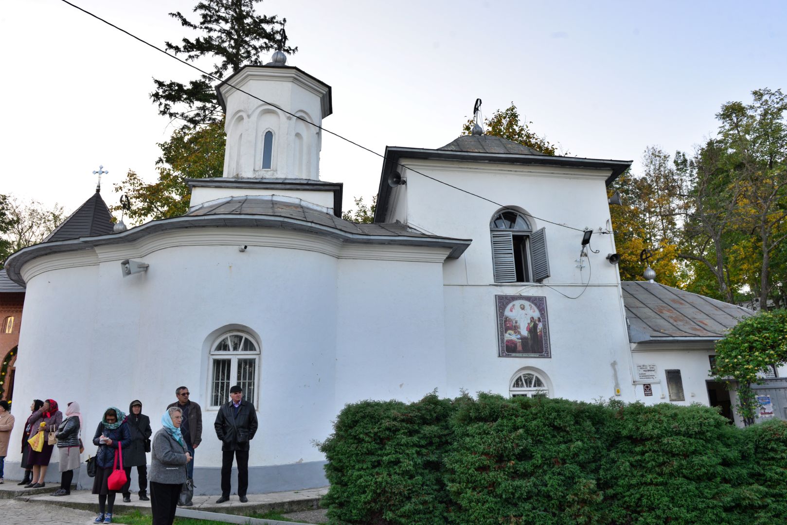 Moment istoric pentru Mănăstirea „Piatra Sfântă”: biserica așezământului monahal, târnosită de trei ierarhi