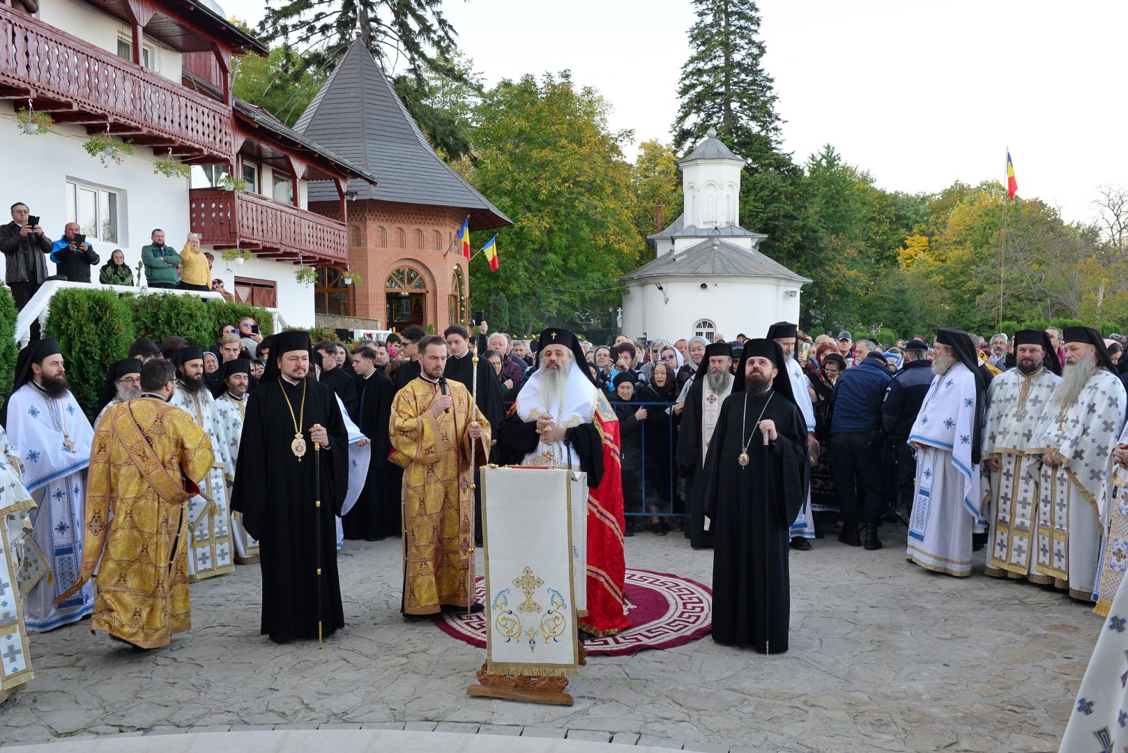 Moment istoric pentru Mănăstirea „Piatra Sfântă”: biserica așezământului monahal, târnosită de trei ierarhi