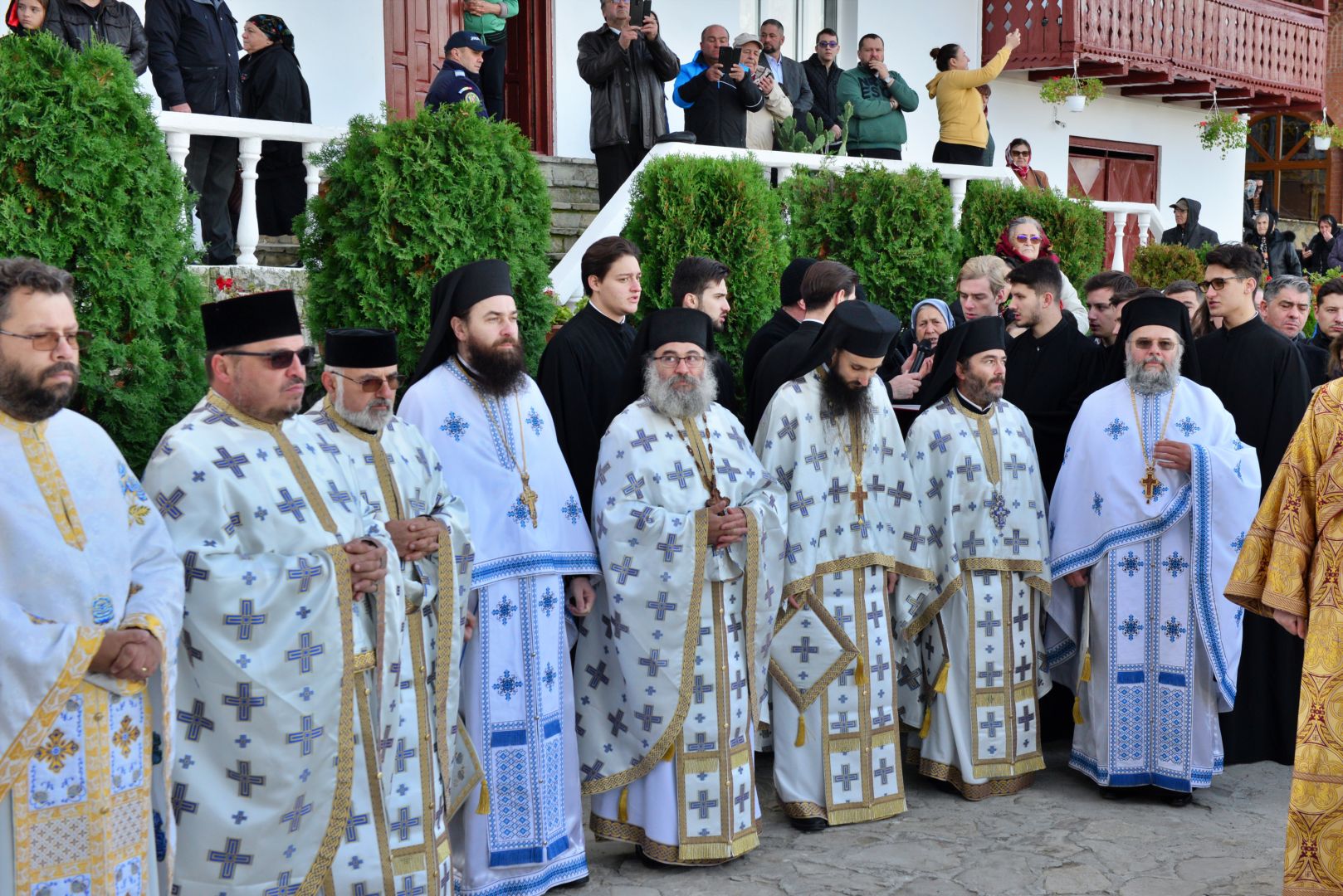Moment istoric pentru Mănăstirea „Piatra Sfântă”: biserica așezământului monahal, târnosită de trei ierarhi