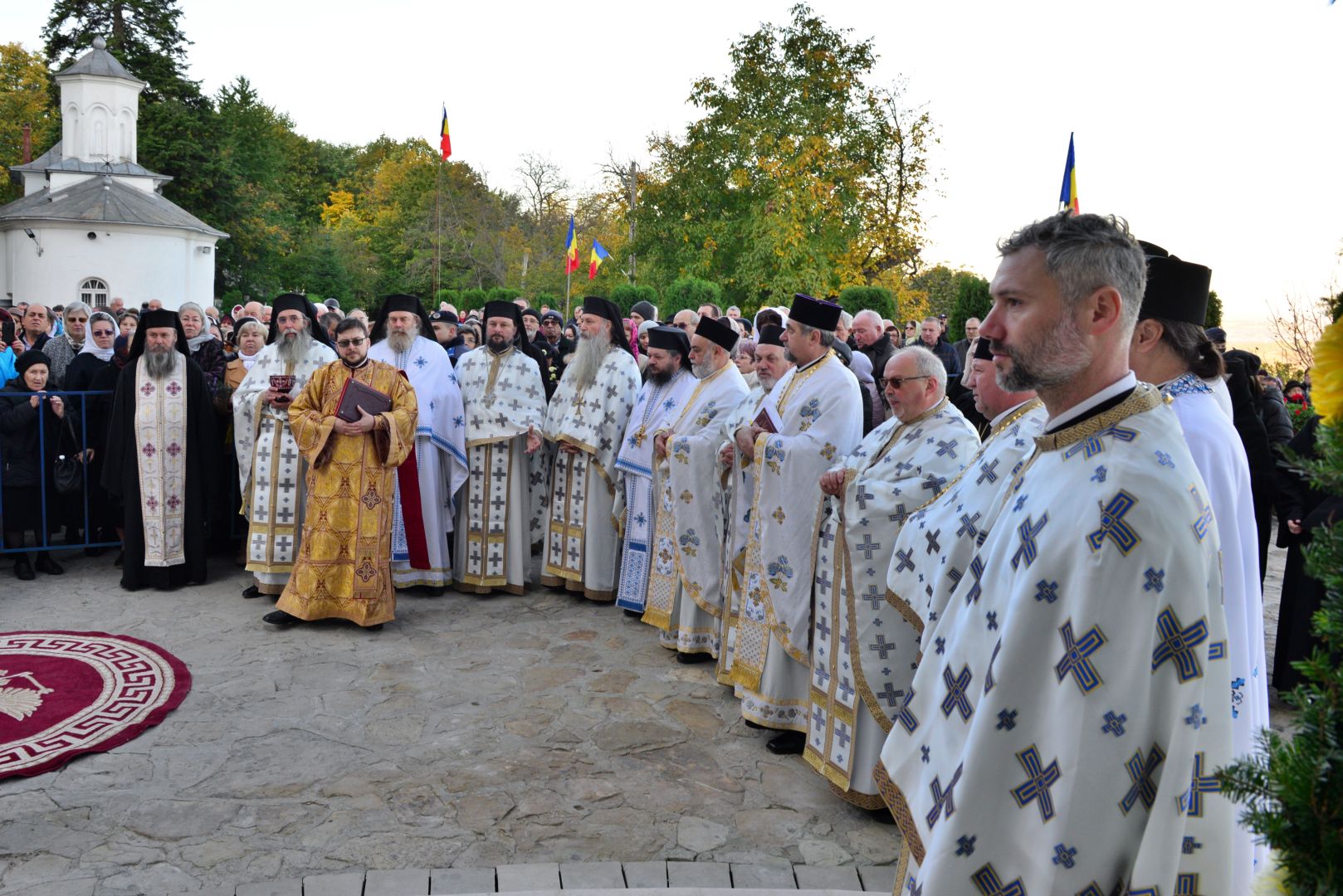 Moment istoric pentru Mănăstirea „Piatra Sfântă”: biserica așezământului monahal, târnosită de trei ierarhi