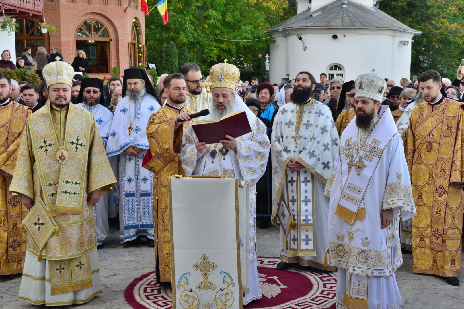 Moment istoric pentru Mănăstirea „Piatra Sfântă”: biserica așezământului monahal, târnosită de trei ierarhi