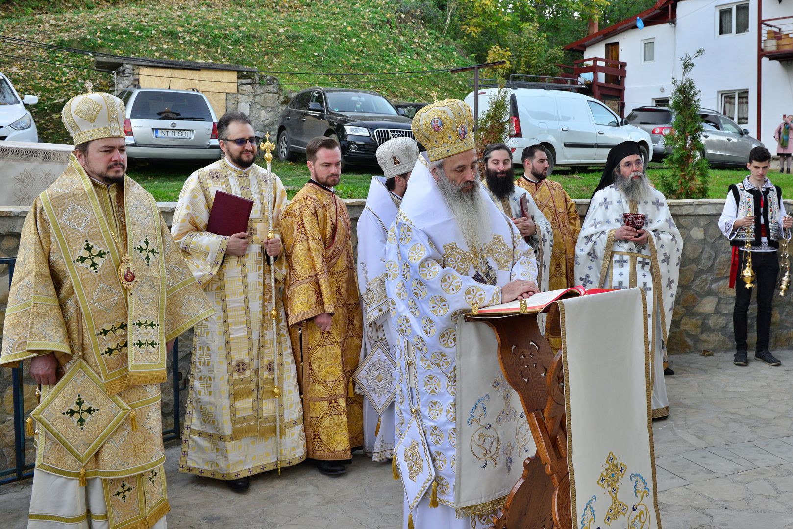 Moment istoric pentru Mănăstirea „Piatra Sfântă”: biserica așezământului monahal, târnosită de trei ierarhi