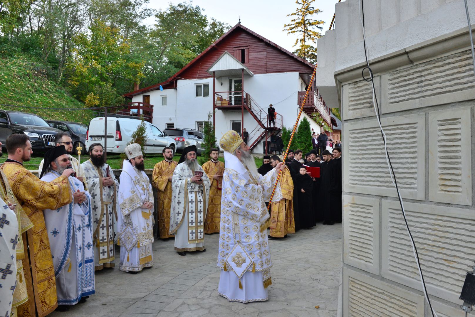 Moment istoric pentru Mănăstirea „Piatra Sfântă”: biserica așezământului monahal, târnosită de trei ierarhi