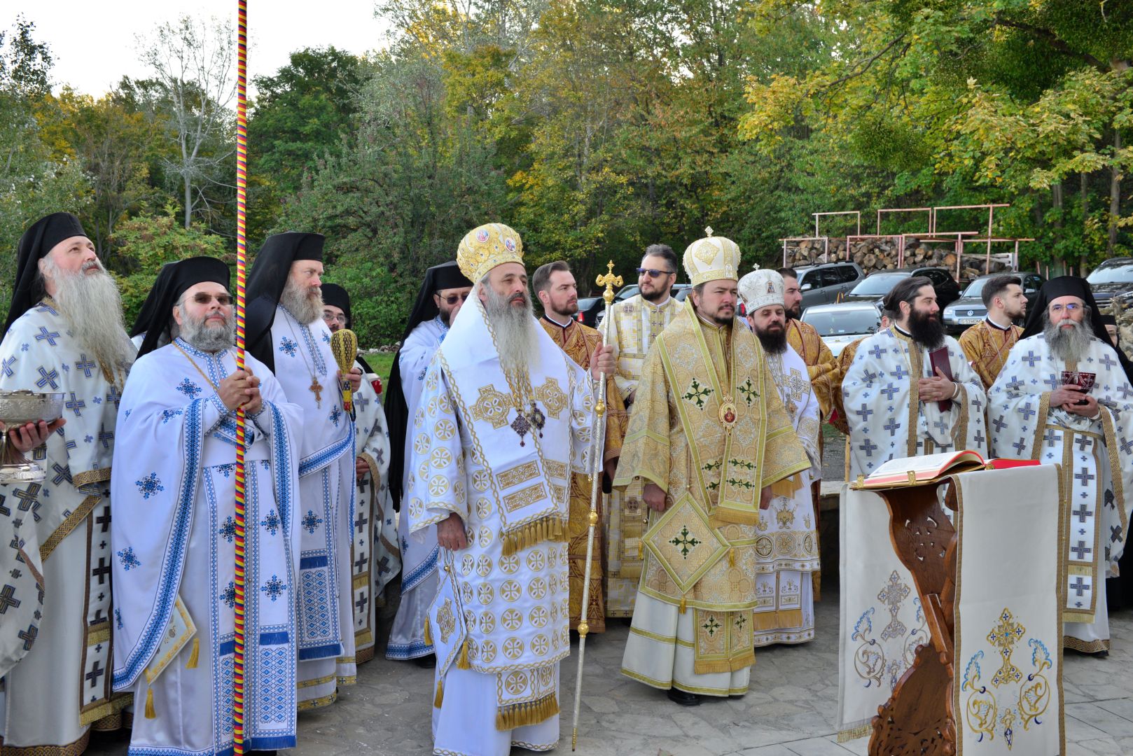 Moment istoric pentru Mănăstirea „Piatra Sfântă”: biserica așezământului monahal, târnosită de trei ierarhi