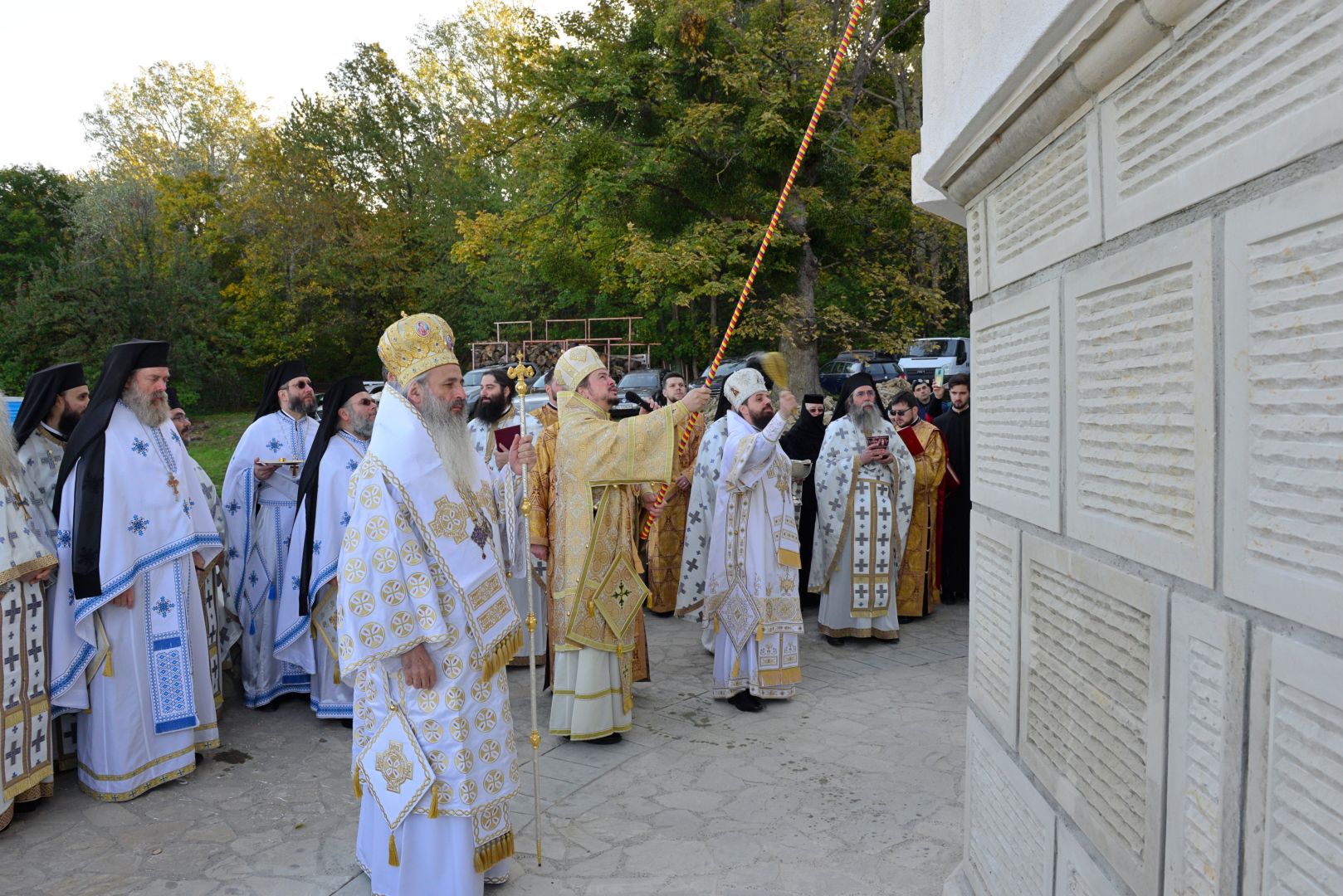 Moment istoric pentru Mănăstirea „Piatra Sfântă”: biserica așezământului monahal, târnosită de trei ierarhi