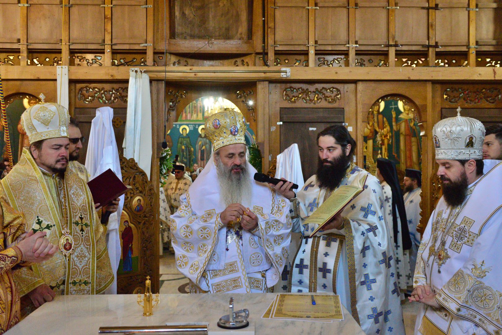 Moment istoric pentru Mănăstirea „Piatra Sfântă”: biserica așezământului monahal, târnosită de trei ierarhi