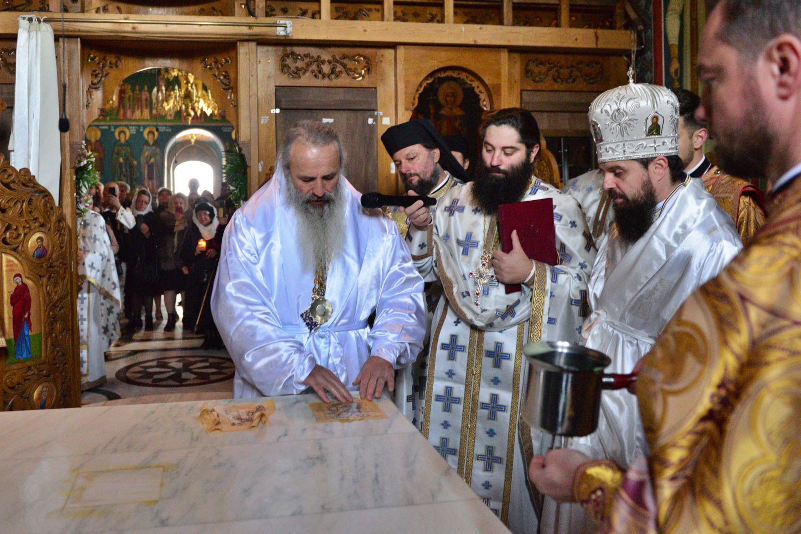 Moment istoric pentru Mănăstirea „Piatra Sfântă”: biserica așezământului monahal, târnosită de trei ierarhi