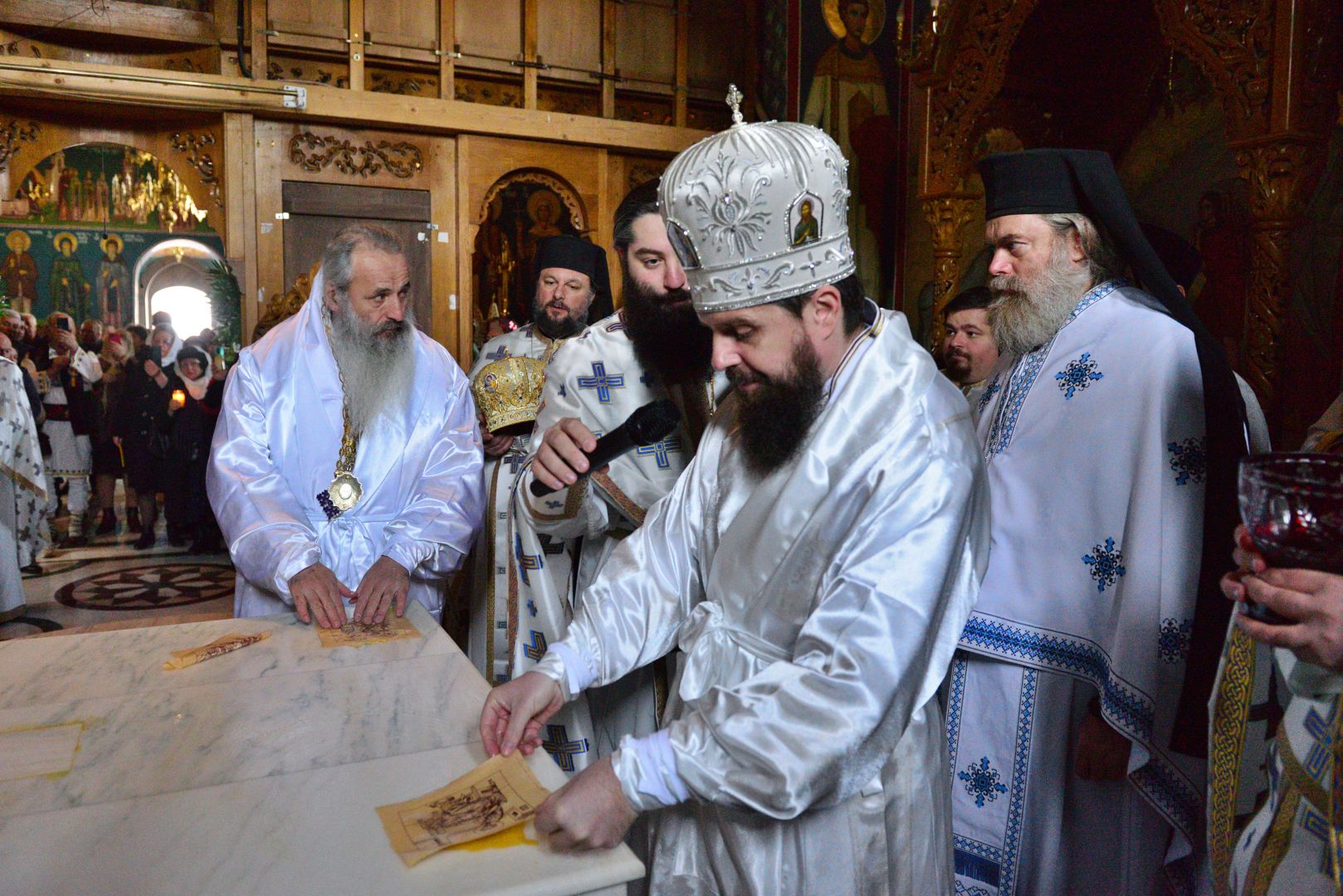 Moment istoric pentru Mănăstirea „Piatra Sfântă”: biserica așezământului monahal, târnosită de trei ierarhi