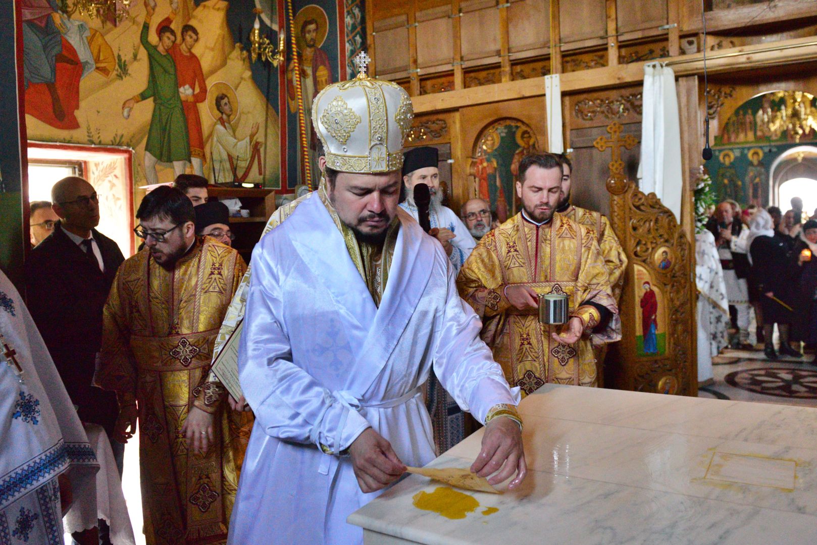 Moment istoric pentru Mănăstirea „Piatra Sfântă”: biserica așezământului monahal, târnosită de trei ierarhi