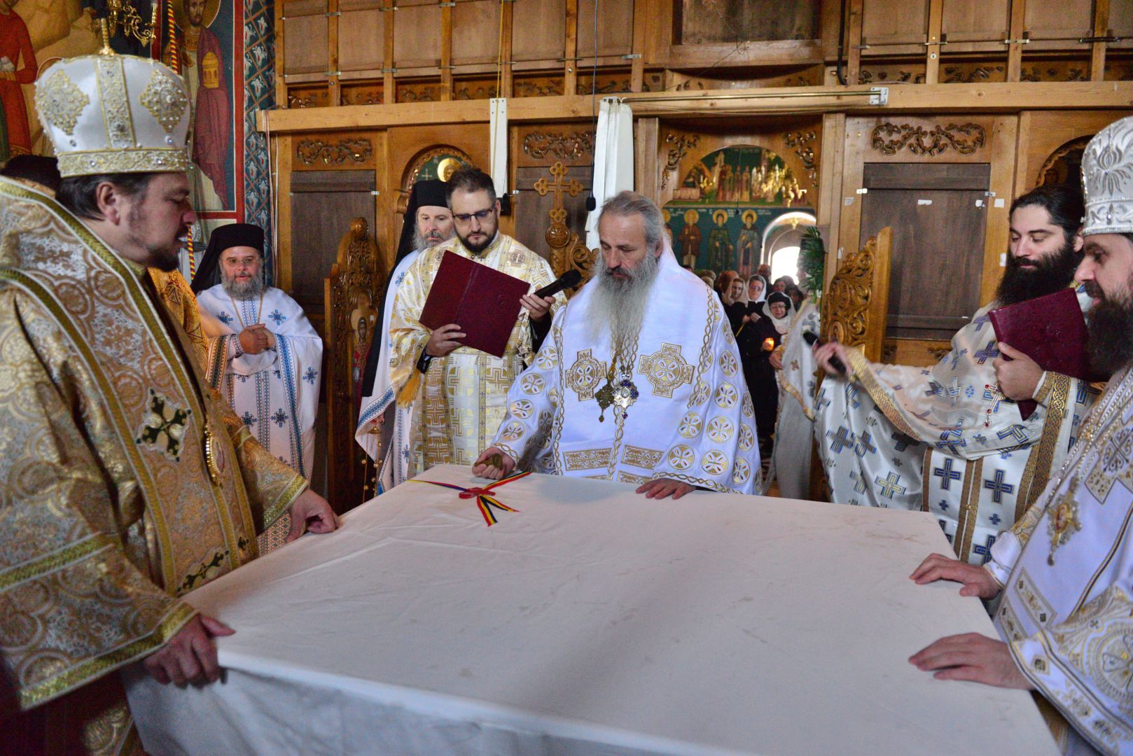 Moment istoric pentru Mănăstirea „Piatra Sfântă”: biserica așezământului monahal, târnosită de trei ierarhi