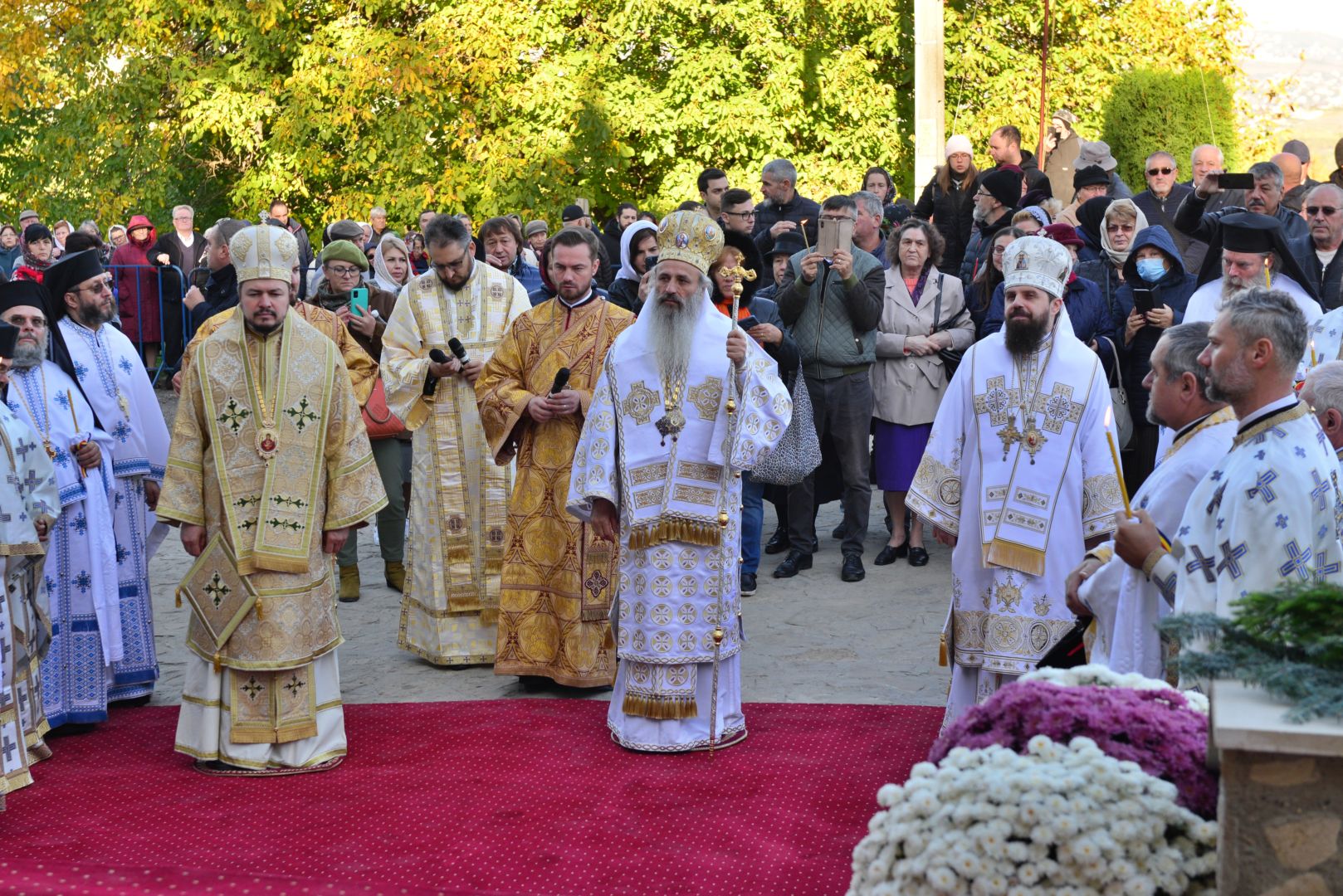 Moment istoric pentru Mănăstirea „Piatra Sfântă”: biserica așezământului monahal, târnosită de trei ierarhi