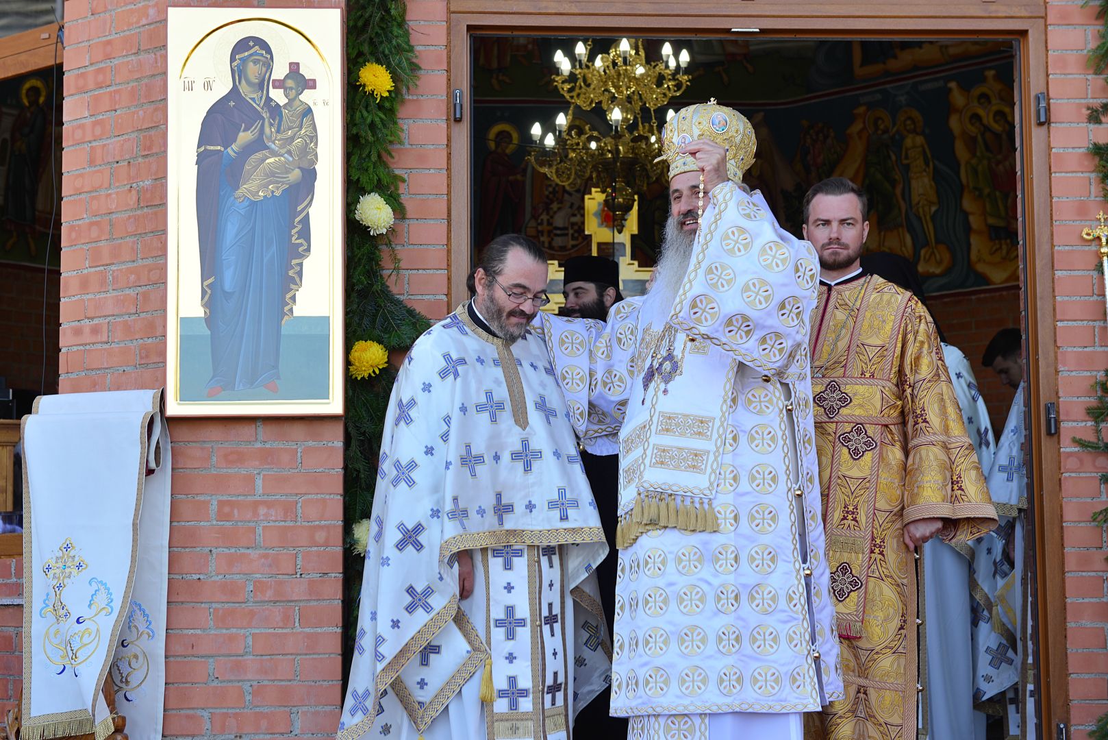 Moment istoric pentru Mănăstirea „Piatra Sfântă”: biserica așezământului monahal, târnosită de trei ierarhi