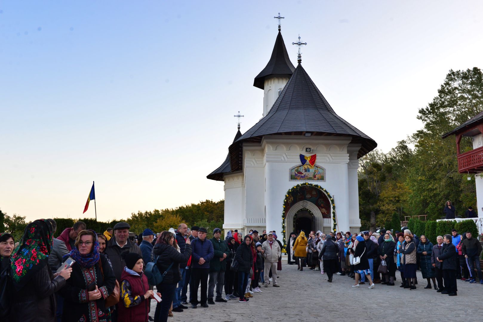 Moment istoric pentru Mănăstirea „Piatra Sfântă”: biserica așezământului monahal, târnosită de trei ierarhi