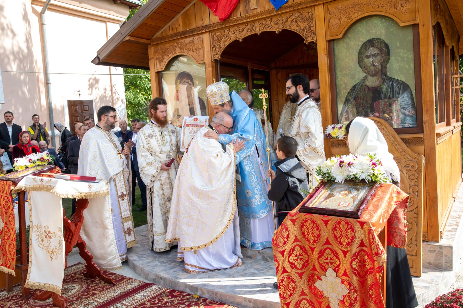 PS Nichifor Botoșăneanul a binecuvântat un altar de vară în Hălceni