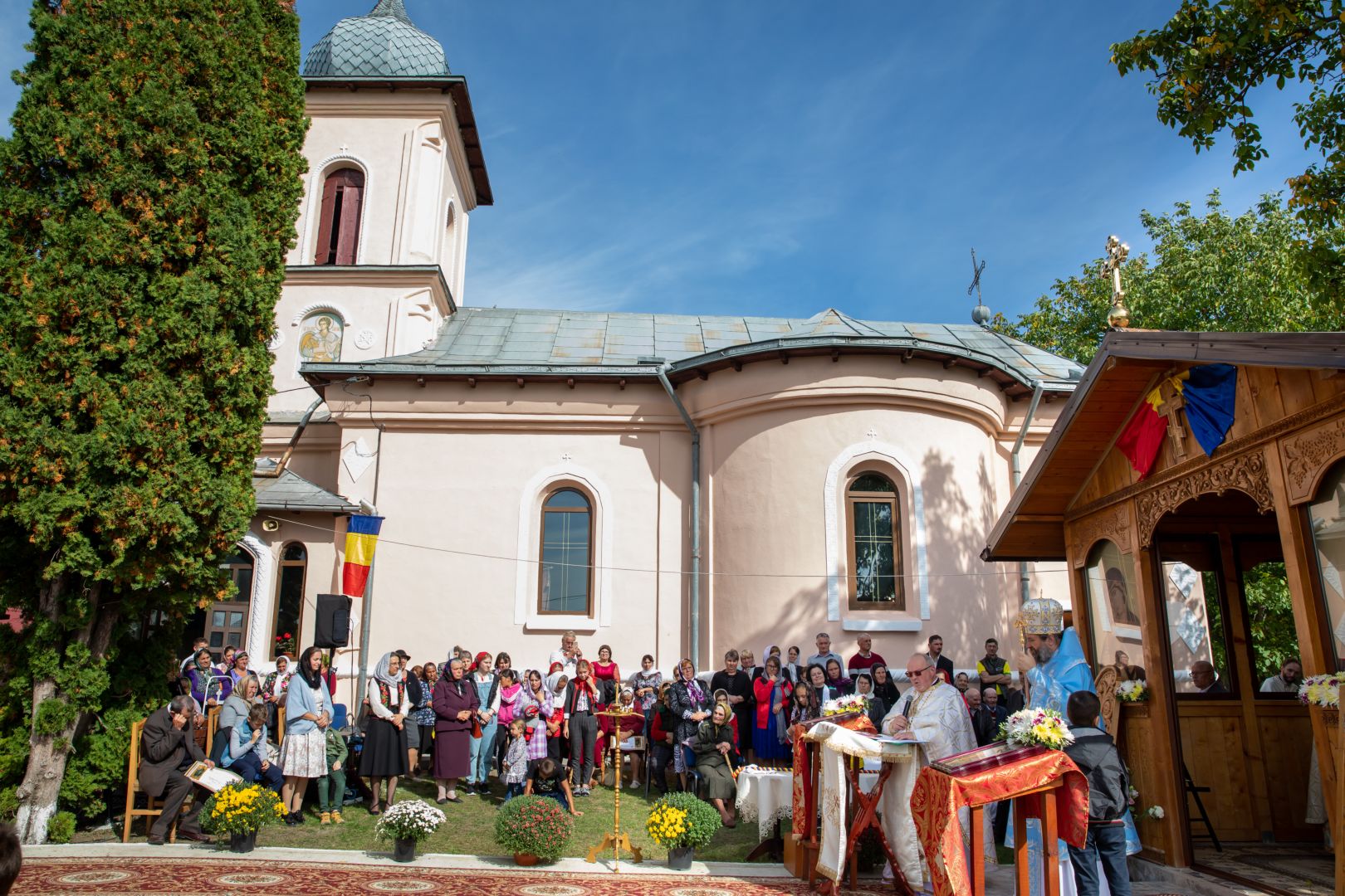 PS Nichifor Botoșăneanul a binecuvântat un altar de vară în Hălceni
