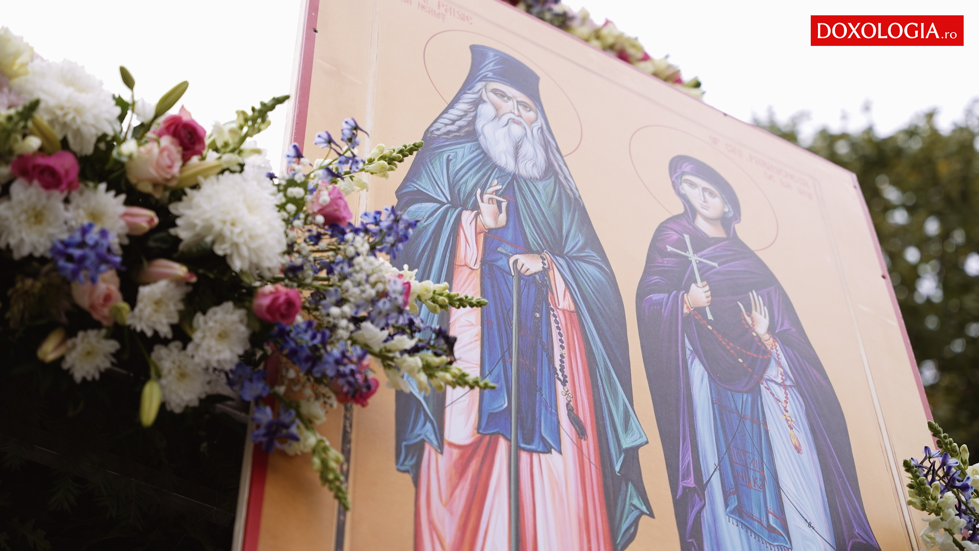 (Video) Aceiași oameni, doar florile diferă – jertfă de bucurie și culoare la baldachinul Sfintei Parascheva