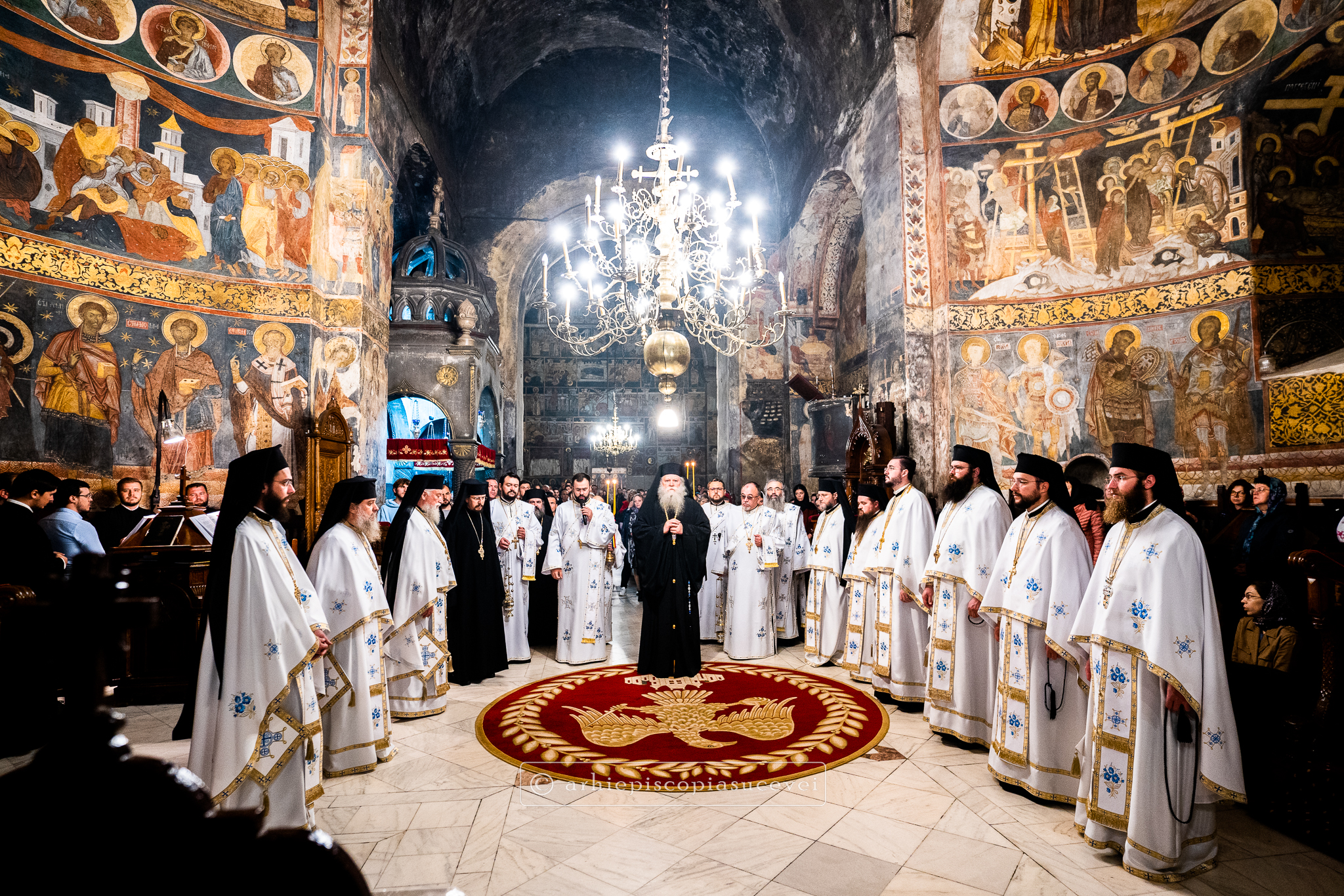 Liturghie de noapte în cinstea Sfintei Parascheva la Catedrala Arhiepiscopală din Suceava