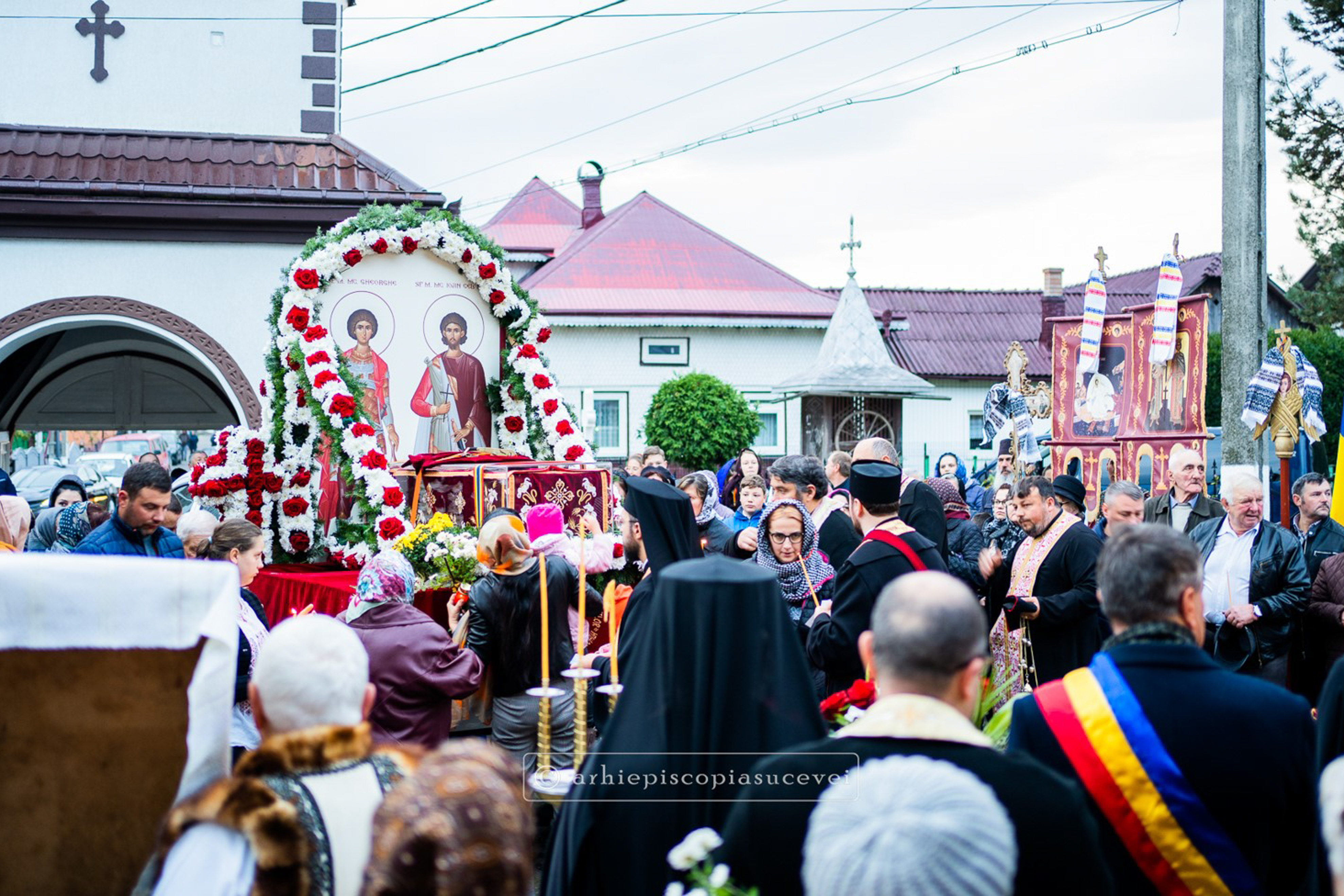 Racla cu moaștele Sfântului Ioan cel Nou a ajuns acasă, după 2 zile în care a binecuvântat mulțime de credincioși din cuprinsul Arhiepiscopiei Sucevei și Rădăuților